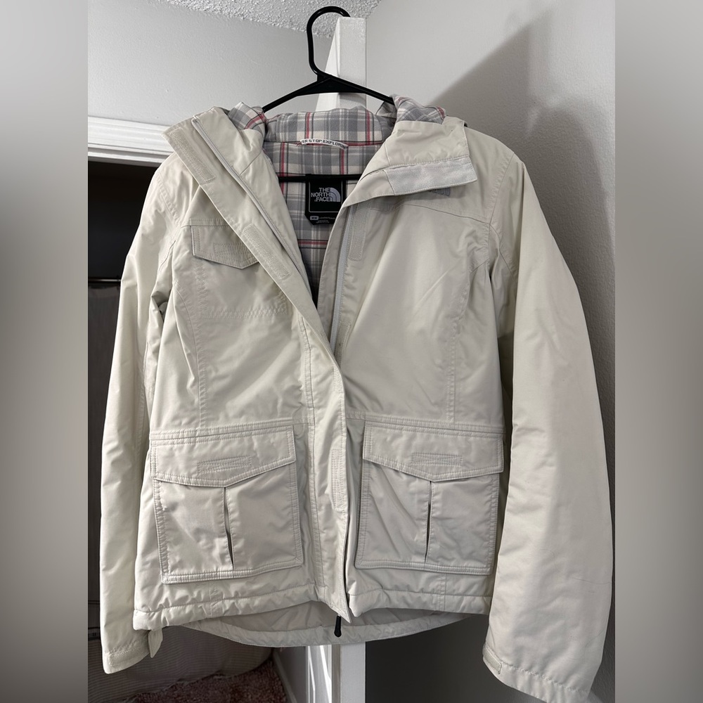 North face size Medium coat. Off white/cream color